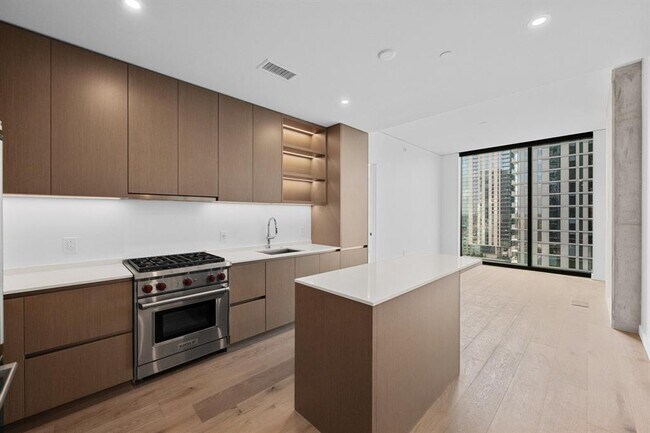 Building Photo - 610 Davis St