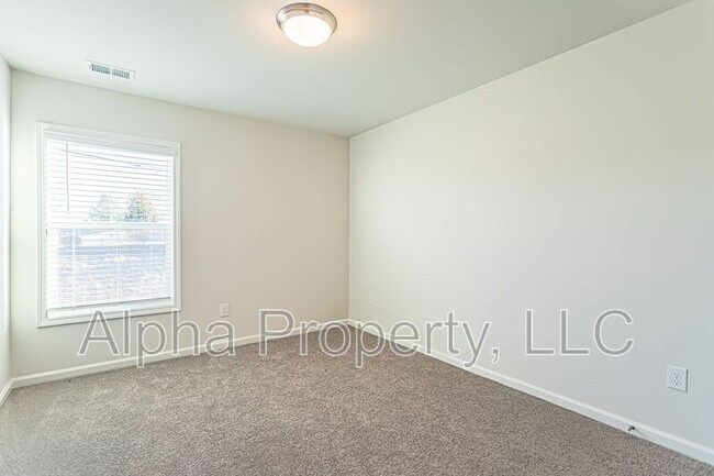 Building Photo - 15 Apricot Ln