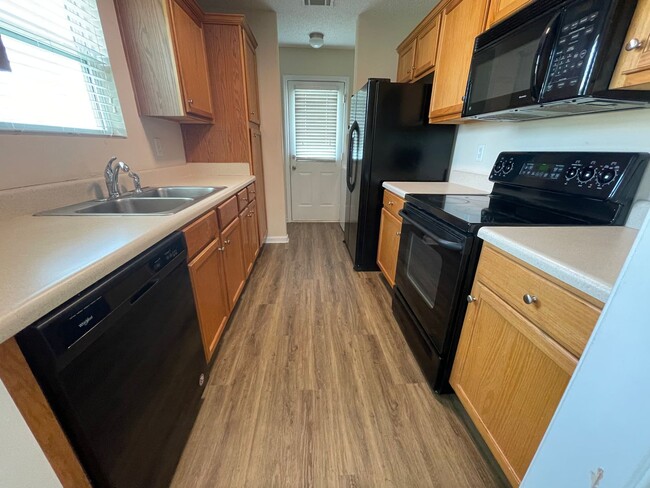 Building Photo - Pre-Leasing for August 2026 WITH FENCED IN YARD!