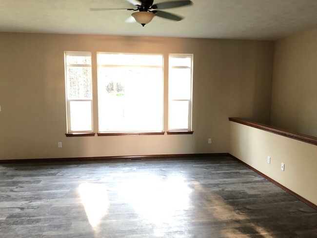 Building Photo - MOVE IN SPECIAL! $500 OFF MOVE IN COST (wi...