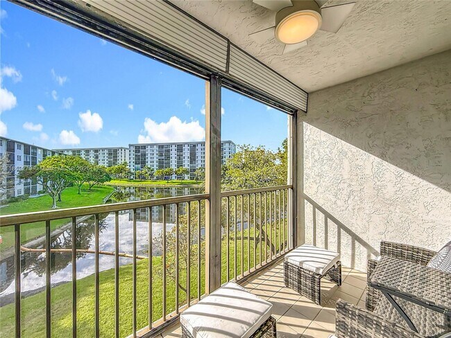 Building Photo - 2228 N Cypress Bend Dr