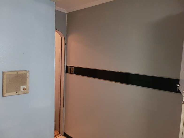 Building Photo - 509 W Centre St