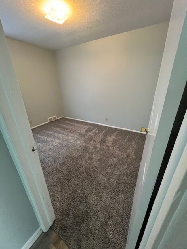 Building Photo - Spacious 4 Bedroom Duplex!!