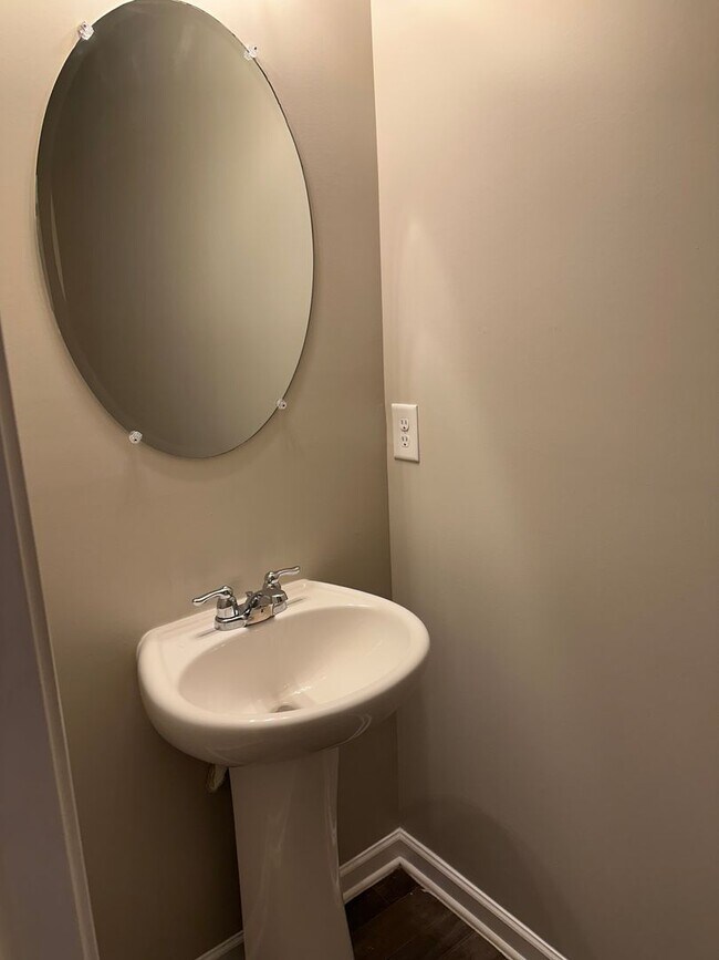 Building Photo - Beautiful 3-bedroom, 2.5-bath home in Greensboro