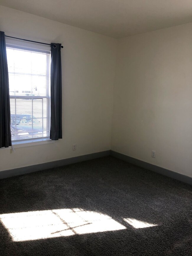 Building Photo - 4 bed 2 bath single family home