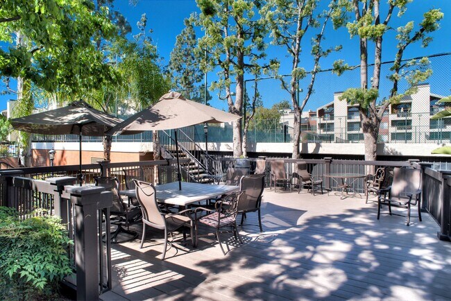 Building Photo - Warner Center 1 Bedroom Condo for Rent in Woodland Hills!