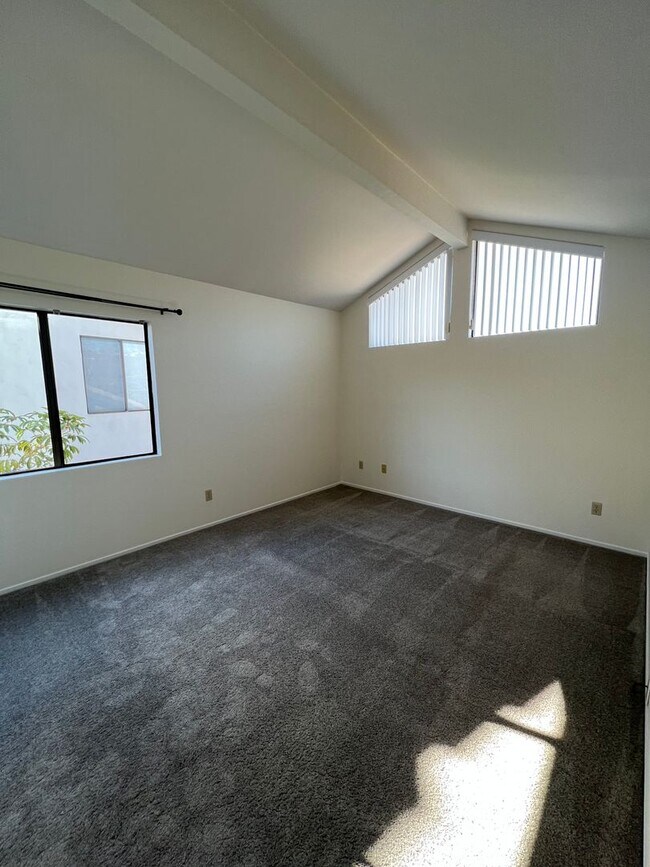 Building Photo - 2 Bedroom 2.5 bath townhouse
