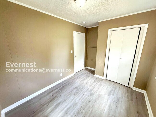 Building Photo - 109 22nd Ave W