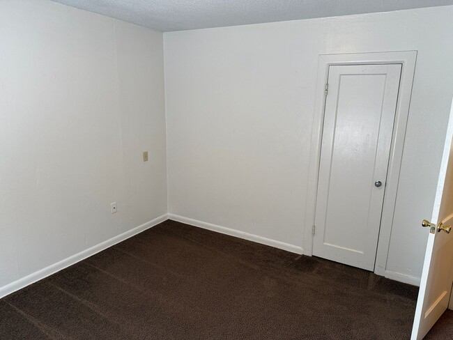 Building Photo - 2 bed, 1 bath house in Springfield