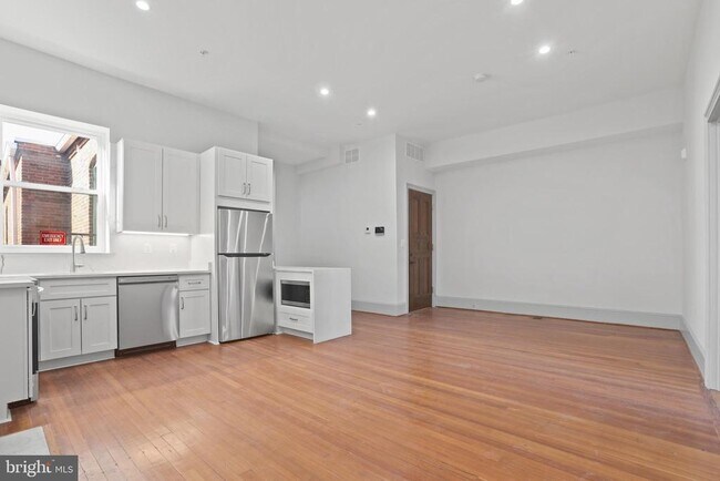 Building Photo - 812 Park Ave