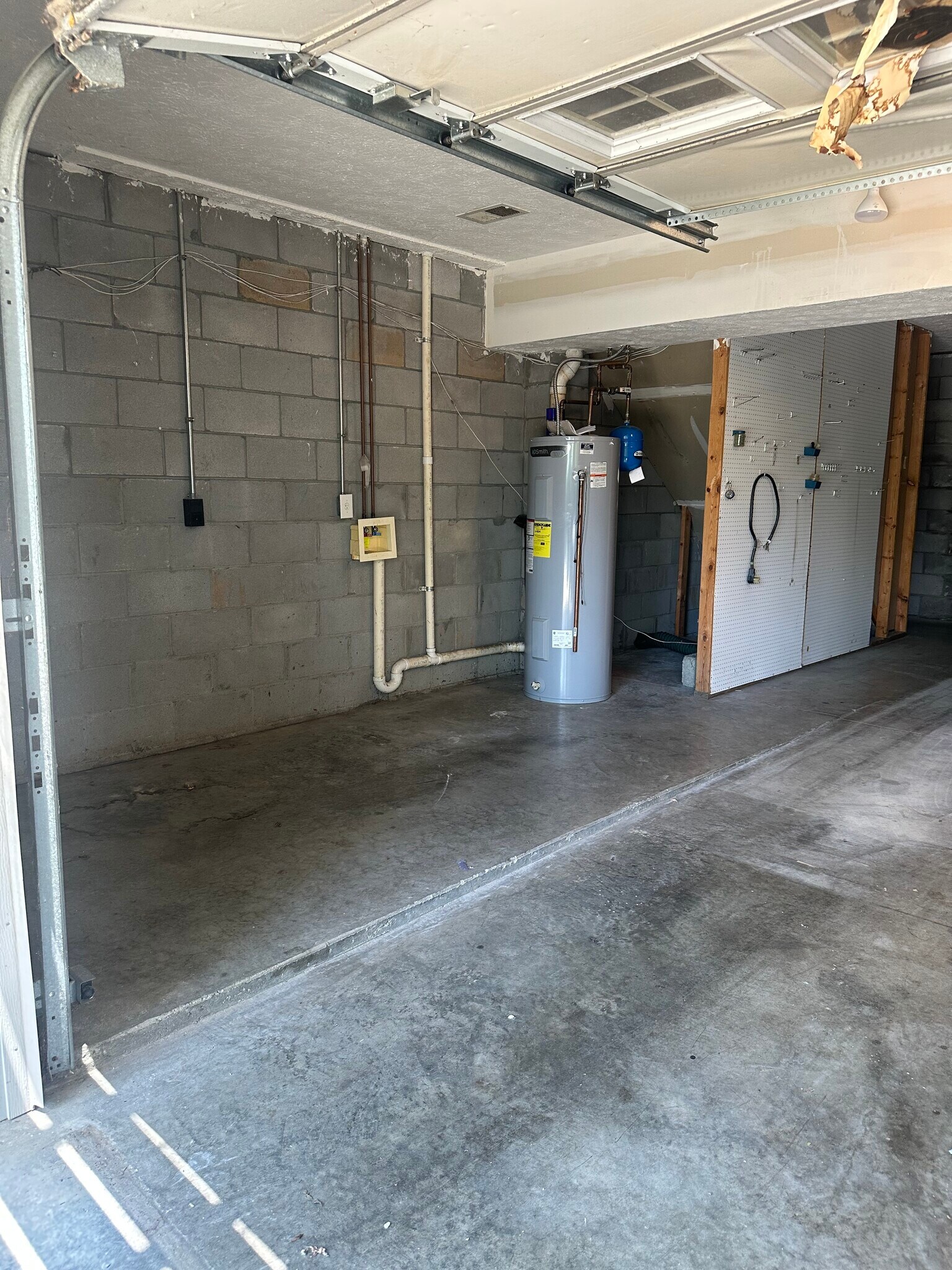 Garage interior with laundry hookups - 600 Wabarto Way