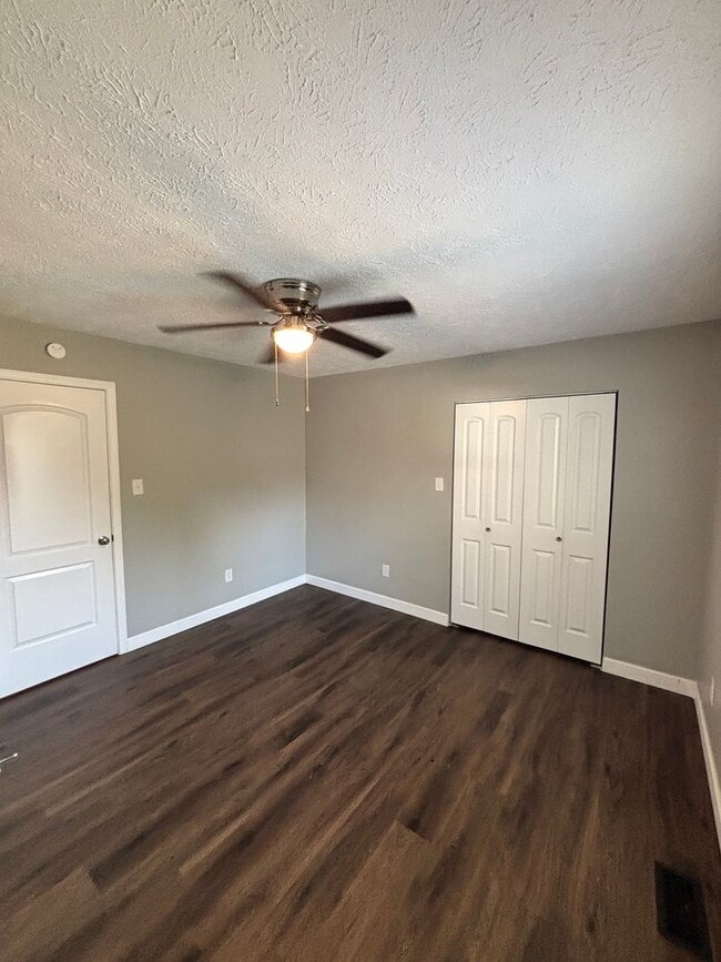 Building Photo - Spacious 3BR Rancher Near Washington Pike – Quiet Setting, Minutes to Downtown!