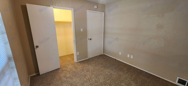 Building Photo - 2204 Oak Hill Dr