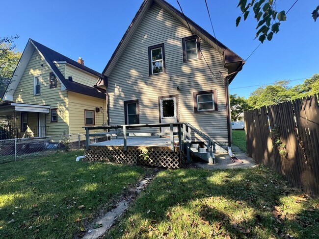 Building Photo - 3 Bedroom House