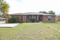 Building Photo - Large 3/ 2 with a side entry 2 car garage ...