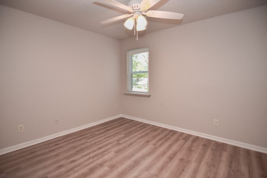 Building Photo - 306 Crestview Dr