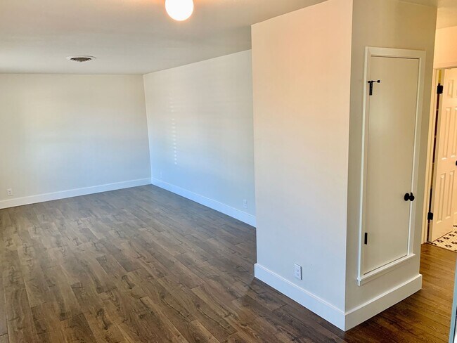 Building Photo - Remodeled & Stunning 2/1 Duplex in South A...