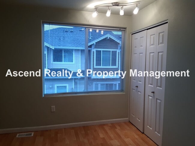 Building Photo - Sexton Mtn 3 Bed End Unit Townhome, Huge G...