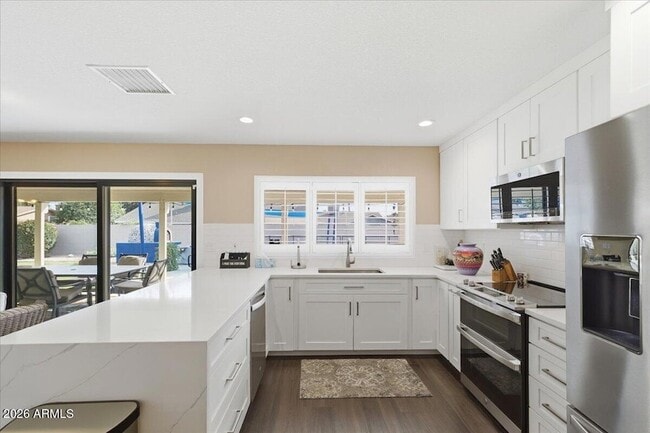 Building Photo - 6101 E Greenway Ln