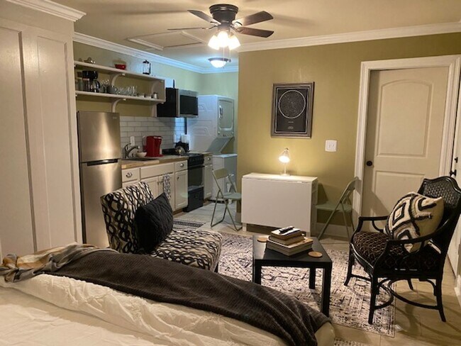 Building Photo - Kings Drive