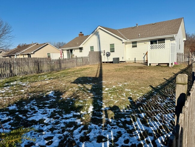 Building Photo - 3BR Duplex with Garage & Fenced Yard