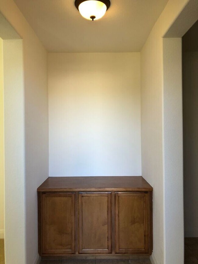 Building Photo - Manteca 4 Bedroom 1/2 bath 2 Car Garage ta...