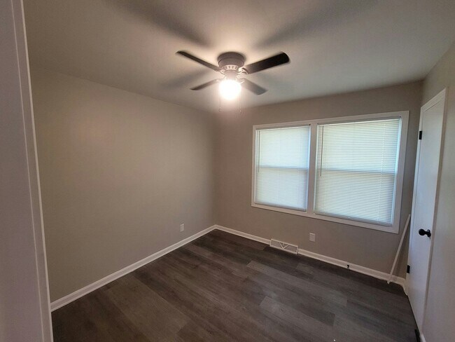 Building Photo - 3208 Shallowford Dr