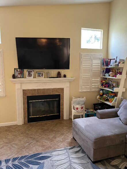 Building Photo - 2364 Burgundy Way