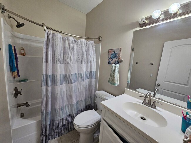 Building Photo - 4 Bedroom, 3 Bathroom home AVAILABLE 6/4/26