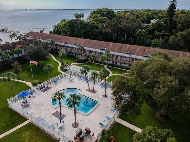 Building Photo - 650 Pinellas Point Dr S