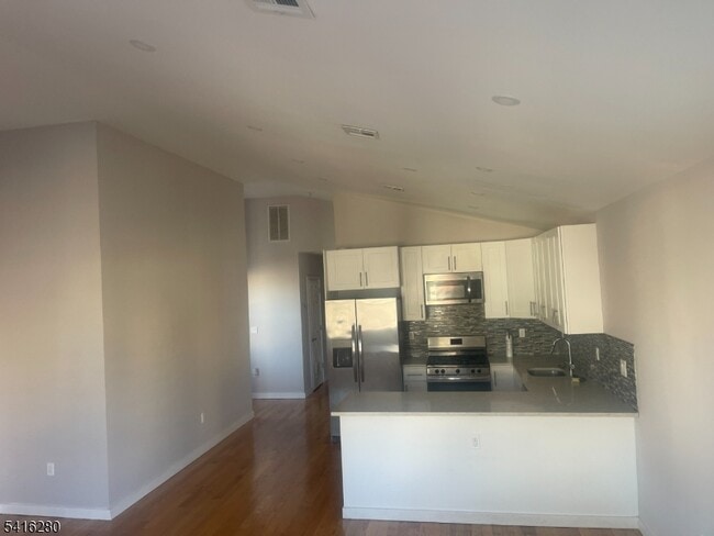 Building Photo - 10 Shaw Ave