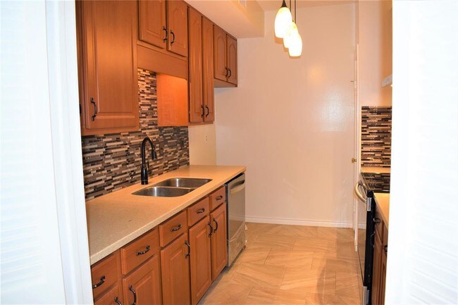 Building Photo - 600 Wilcrest Dr