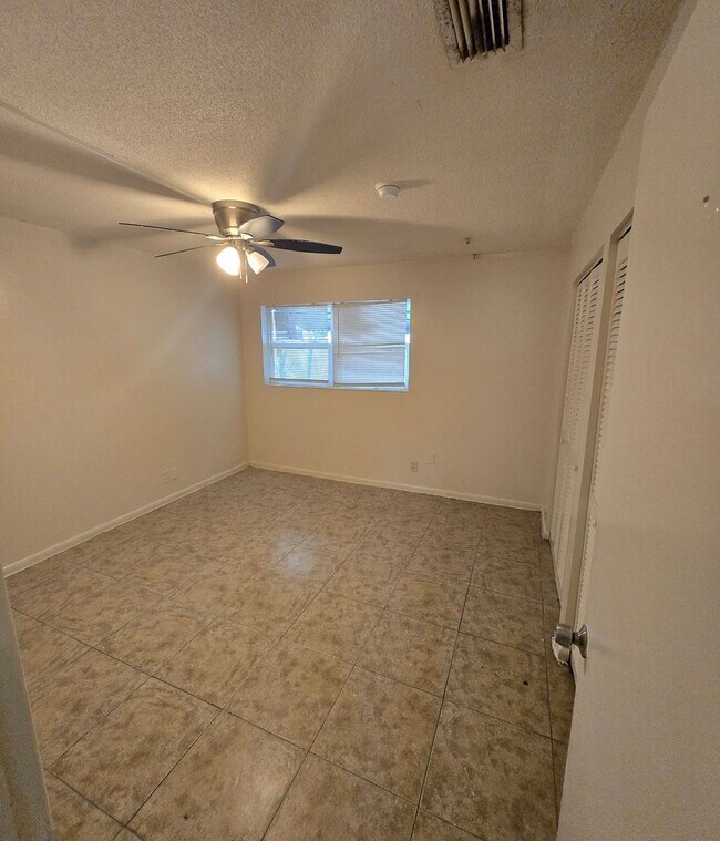 Building Photo - 2 bedroom 1 bathroom house