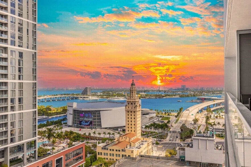 Building Photo - 501 NE 1st Ave