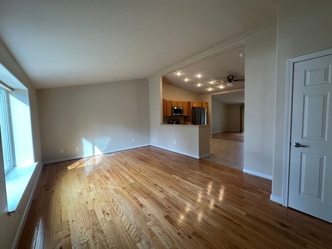 Building Photo - 3 Bedroom / 2 Bathroom Home in The Gated Troutcreek Village in Sisters