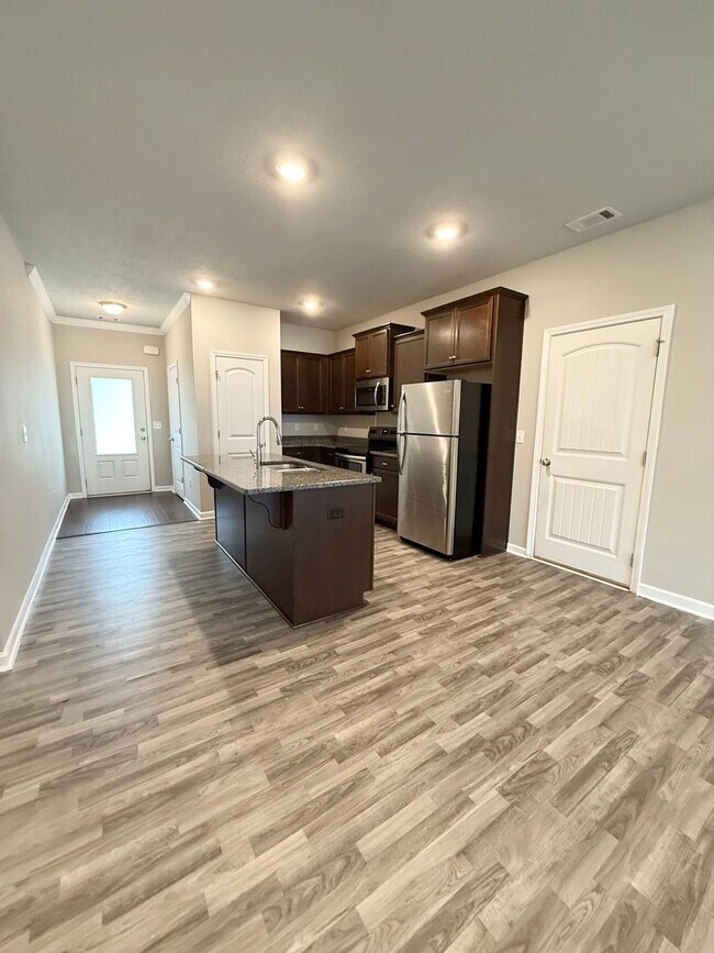 Building Photo - 3 Bedroom Craftsman!
