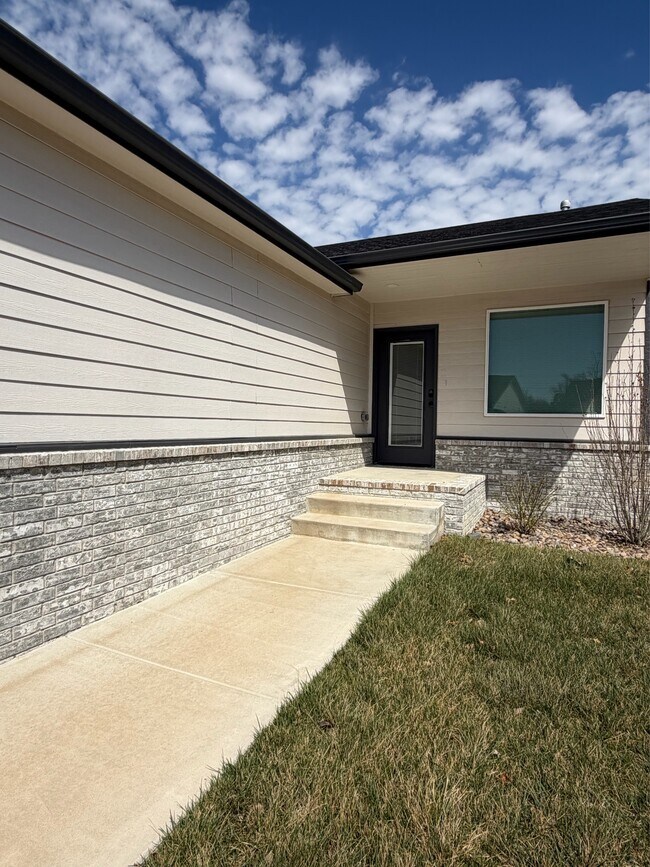 Building Photo - 15672 E 21st St N