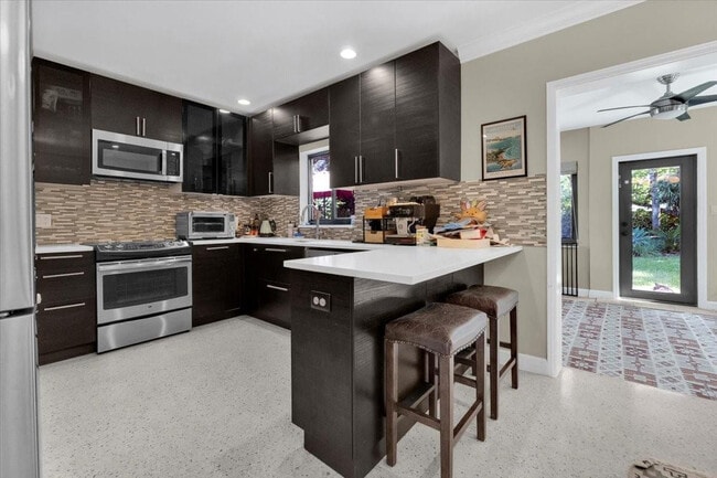 Building Photo - 426 NE 8th Ave