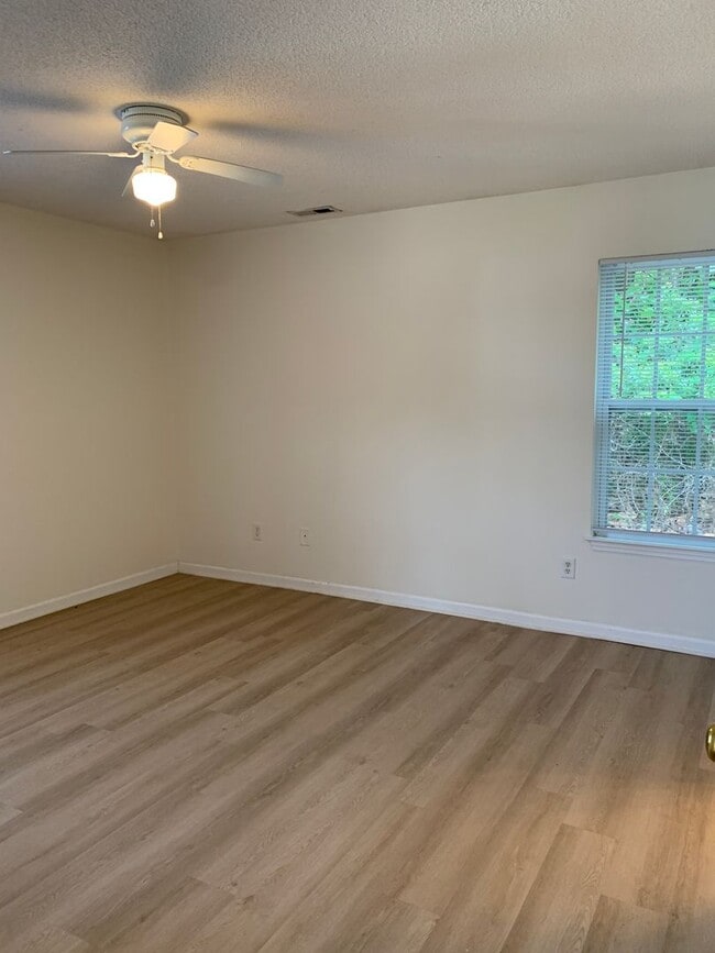 Building Photo - Three Bedroom, Two Bath House on Masonboro Loop