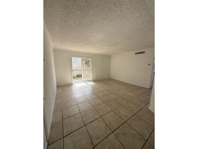 Building Photo - 2 bedrooms 1 bathroom condo in Serravela