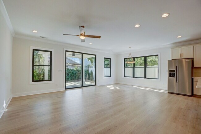 Building Photo - 1112 Pender St