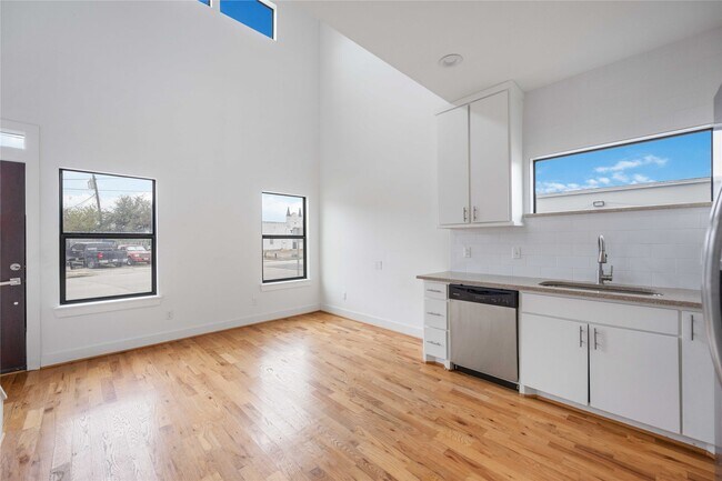 Building Photo - 1617 Dumble St