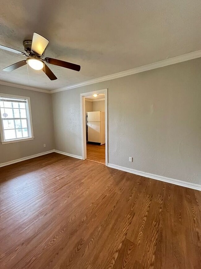 Building Photo - 2 Bed 1 Bath