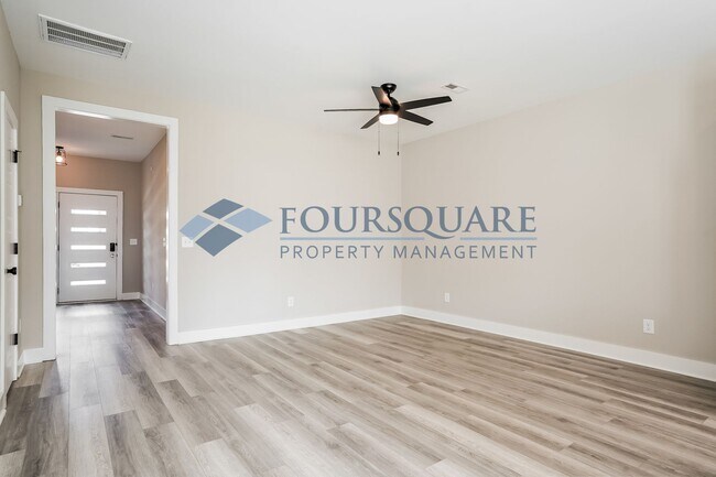 Building Photo - Townhome | Washer/Dryer Included | Back Pa...