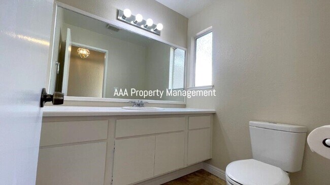 Building Photo - Concord Beautiful 4 bedroom 2.5 bathroom townhouse, 1496 sq ft available now!