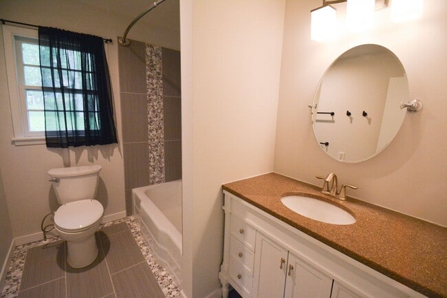 Building Photo - Updated 3 Bed 1.75 bath home available NOW!