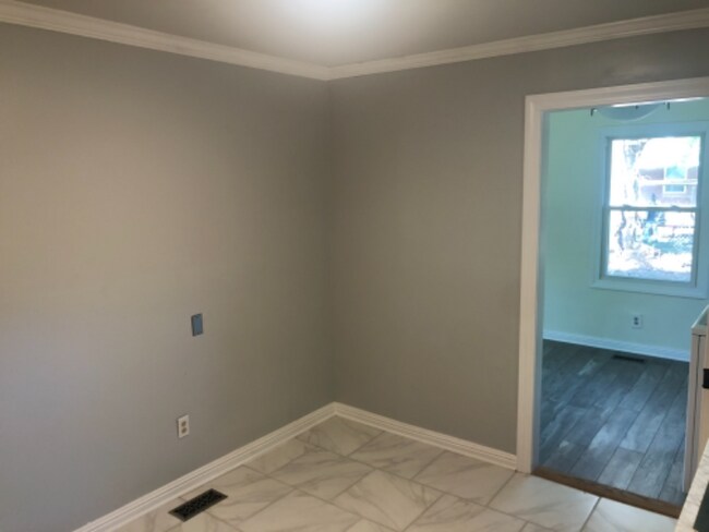 Building Photo - 406 Forest Cir