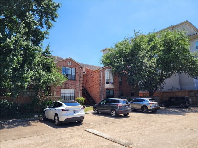 Building Photo - 2255 Braeswood Park Dr