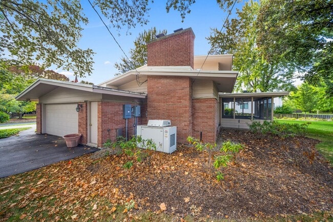 Building Photo - 4 bed 3.5 bath home in East Grand Rapids