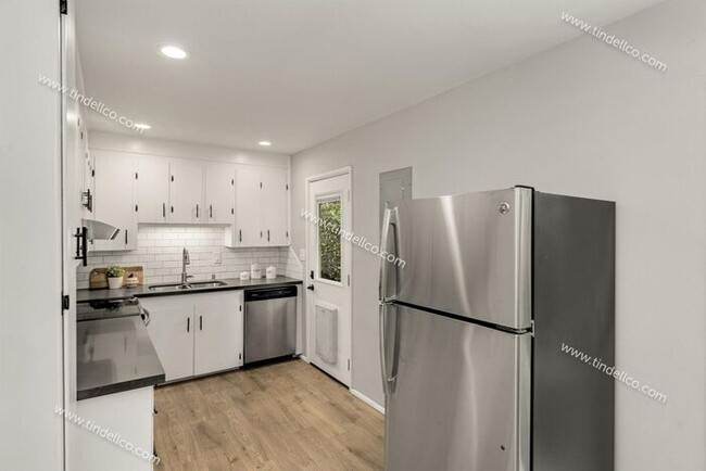 Building Photo - Charming 2-Bedroom Home w/ Modern Upgrades...